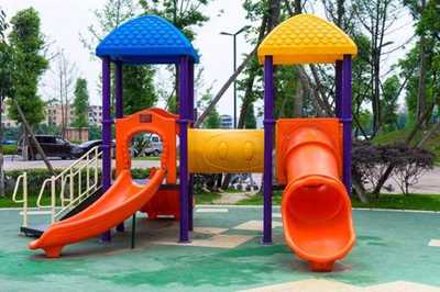 小孩玩幼兒園滑梯好處乘坐注意事項(xiàng)